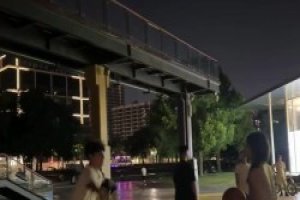 感觉挺能打！小姐姐晒视频：出门散步 看到球场就走不动道了