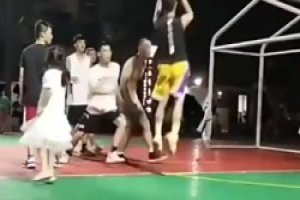 对手投篮直接上前猛踹一脚！这是有多大仇恨？