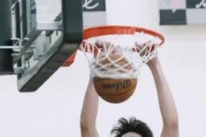 扣嗨了！杨瀚森训练高位策应和挡拆顺下空接 即将夏联首秀